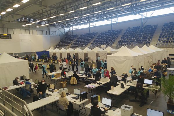 Opération de vaccination Covid 19 exceptionnelle de 2.000 personnes dans le gymnase du complexe Saint Symphorien à Metz (Archive 2021)