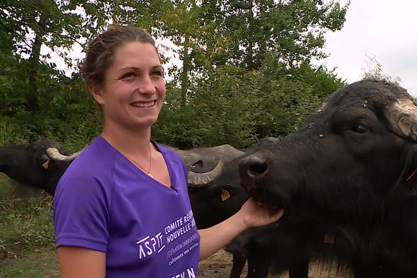 Hortense Reynard, éleveuse et fromagère, s'est installée en 2021 dans le Béarn avec ses bufflonnes. Depuis, elle produit de la mozzarella 100% régionale.