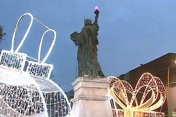 Lunel (Hérault) - la réplique de la statue de la liberté éclairant le mode - décembre 2015.