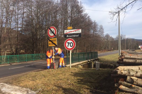 Pose de la signalétique concernant les barrières de dégel.