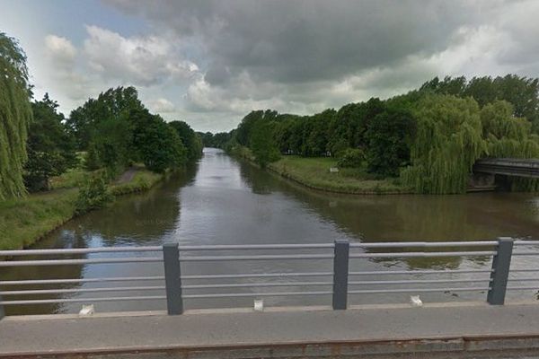 Les pompiers ont repêché le corps animé, à une centaine de mètres du pont de l'Attargette