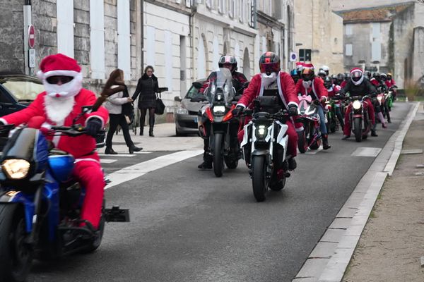 230 motards pères Noël dans le centre-ville d'Angoulême.