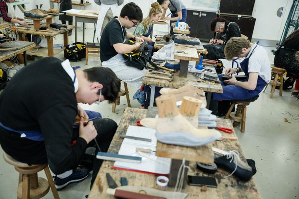 Les apprentis des Compagnons du Devoir sont encouragés à s'entraîner à leur métier, même en dehors des heures de cours.