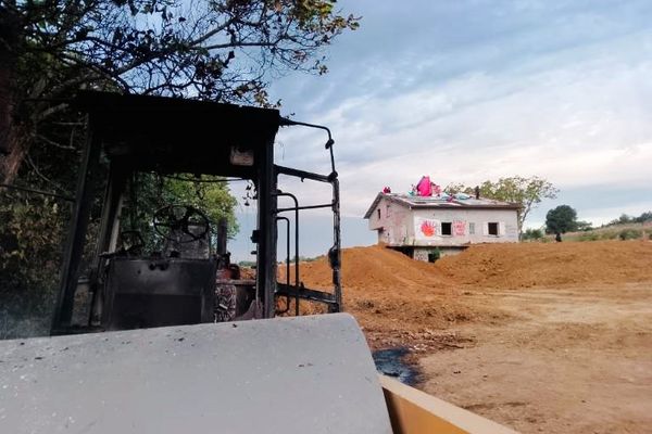 Au Verger, dernière ZAD établie par les militants écologistes opposés à la future A69 Castres-Toulouse à Verfeil en Haute-Garonne, la résistance se poursuite malgré les forces de l'ordre et les pelleteuses qui les encerclent.