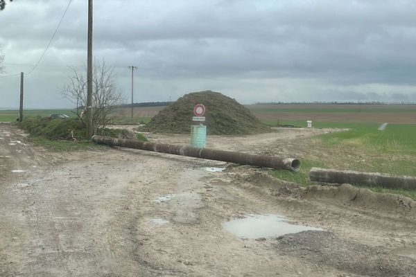 La route que devrait emprunter la famille, mais dont l'accès est bloqué.