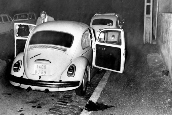 Lyon - Photo prise le 3 juillet 1975 de la voiture contre laquelle s'est écroulé le juge d'instruction François Renaud après avoir été abattu par quatre tueurs. 