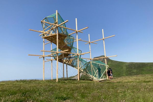 Gagner 5 mètres d'altitude pour mieux voir le paysage, une étrange oeuvre d'art dans le Sancy.