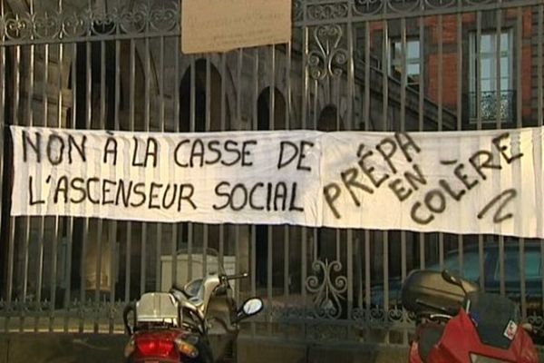 Lundi matin, des professeurs des classes préparatoires publiques et privées de l'académie de Clermont ont manifesté devant le rectorat. Soutenus par quelques étudiants.