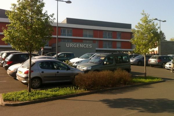 Les gendarmes ont découvert le corps d'un père et de son fils sur le parking des urgences de l'hôpital de Mayenne