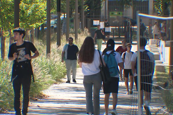 Loyer étudiant. Le cas de Saint-Etienne est particulier. Le loyer au m2 et plus faible dans le parc privé qu'au Crous