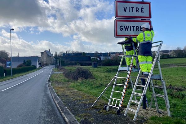 Lundi 13 mars, dix jours après le vol des premiers, de nouveaux panneaux en breton ont été installés à l'entrée de la ville de Vitré.