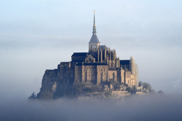 Le Mont-Saint-Michel dans la brume un matin d'avril 2023.