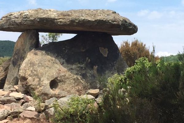 Le dolmen du Coste-Rouge fait partie des pierres chargées d'histoire de Soumont.