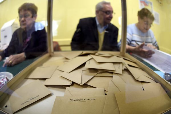 Une urne, dans un bureau de vote.