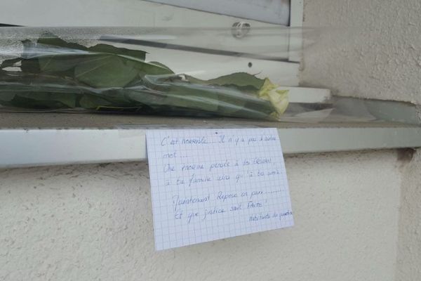 Janvier 2017 : une rose déposée devant l'appartement où a été tué Erwan Monterrosa à St Jacques-de-la-Lande