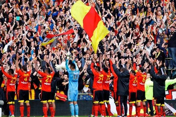 Les joueurs du RC Lens devant le kop pour désormais traditionnel clapping de Bollaert-Delelis.