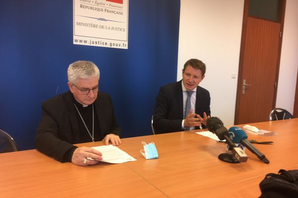 Monseigneur Marc Aillet et Jérôme Bourrier procureur de la république de Bayonne, jeudi 9 décembre 2021, lors de la signature du protocole de signalements des abus sexuels.