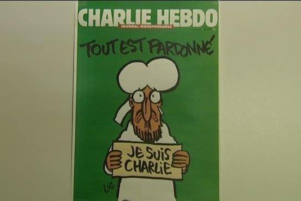 Cible des islamistes justement pour avoir caricaturé Mahomet, l'hebdomadaire a choisi pour cette édition historique de publier en première page un dessin du prophète versant une larme et portant une pancarte "Je suis Charlie".  Un dessin signé LUZ. Sous le titre "Tout est pardonné".
