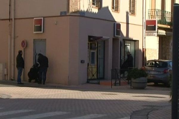 Le distributeur a été défoncé à la voiture bélier lundi matin au coeur de Saint-Laurent-de-la-Salanque, dans les PO