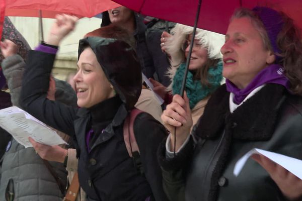 La chanson de Clara Luciani, La Grenade, résonne devant le palais de justice de Saintes. Pour des dizaines de femmes, c’est une autre manière de s’indigner contre la réforme des retraites.