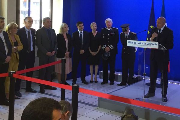 Gérard Collomb prononce un discours sur la sécurité devant les élus de l'agglomération de Grenoble et devant les policiers.