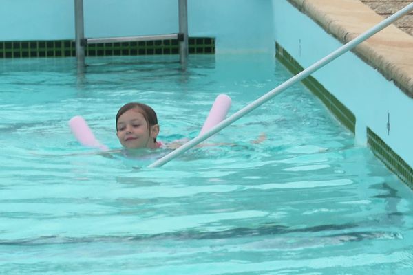 Grâce à des cours de natation gratuits, les enfants de Pouillon apprennent à se jeter à l'eau. 