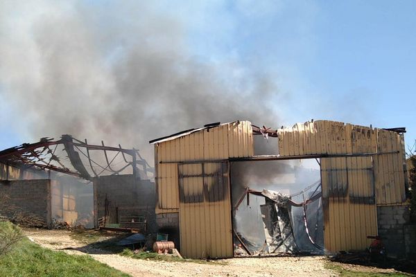 Les deux hangars agricoles se sont effondrés