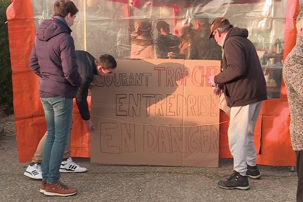 Tous les commerces du village de 1500 habitants étaient à l'arrêt ce jeudi matin.