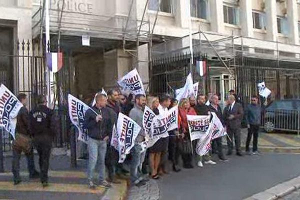 Des policiers rassemblés devant l'hôtel de police à Marseille