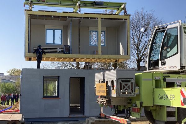 Une maison modulaire comme celle-ci est construite à 90% en usine, pendant deux mois.