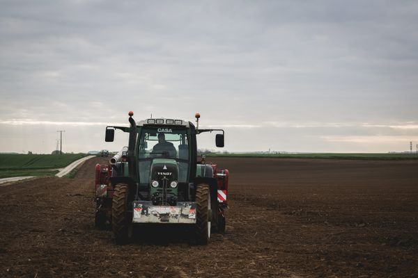 Jeudi 23 mai 2024, un tracteur a fait plusieurs tonneaux dans un champ à Limésy (Seine-Maritime) et un homme de 57 ans est décédé.