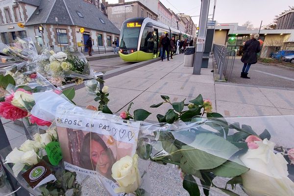 Des bouquets de fleurs à la station de tramway où la jeune fille avait été filmée par une caméra de surveillance avant de disparaître