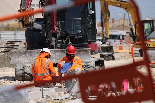 Ouvriers du bâtiment travaillant dans des conditions de chaleur extrême, Marseille, le 30 juillet 2024.