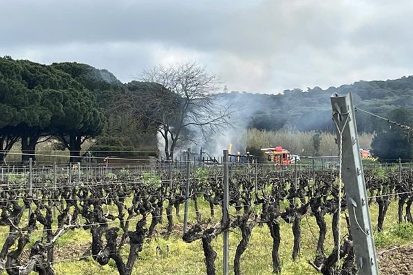 Le restaurant a été détruit par les flammes.