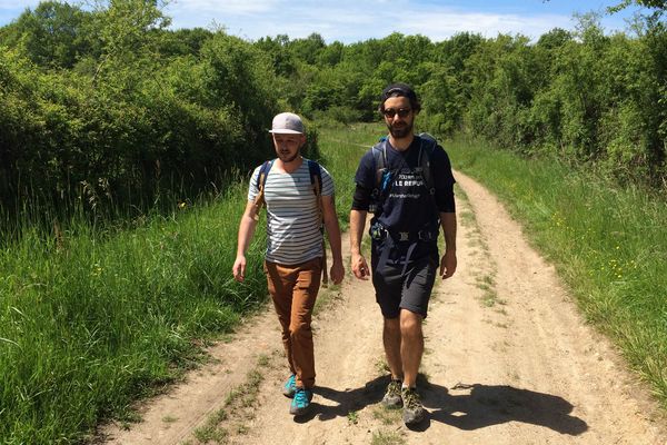 Julien Mas fait 700 kilomètres de marche pour lutter contre l'homophobie. A ses côtés, Stéphane Valéra (à gauche sur la photo) son compagnon d'étape. 