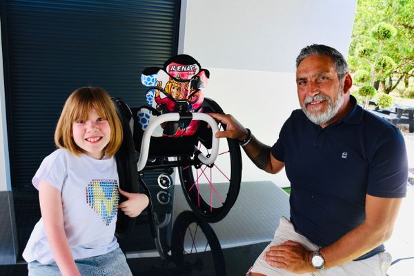 Ilena Caye, au côté d'Antonio Torres, représentant d'Aria Wheels, en France lors de la remise de son fauteuil.