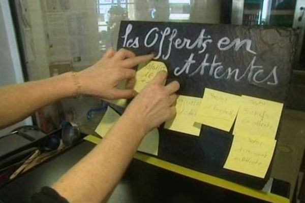 Les offres en attente sont affichées sur le comptoir de la boulangerie. 