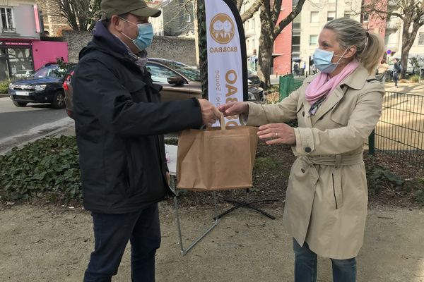 Les "dark kitchen" se passent de service en salle : avec internet pour vitrine, ces restaurants préparent leurs commandes pour la vente à emporter.