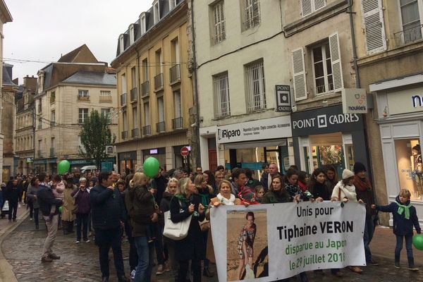 Près de 450 personnes dans les rues du centre-ville de Poitiers pour une marche pour Tiphaine Véron.