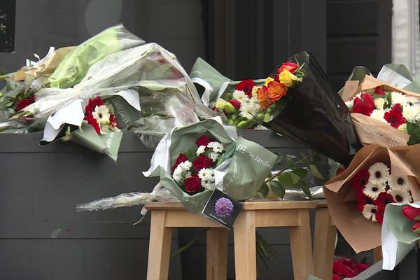 De nombreux bouquets de fleurs ont été déposés devant l'établissement de Frédéric Vaudeville. 