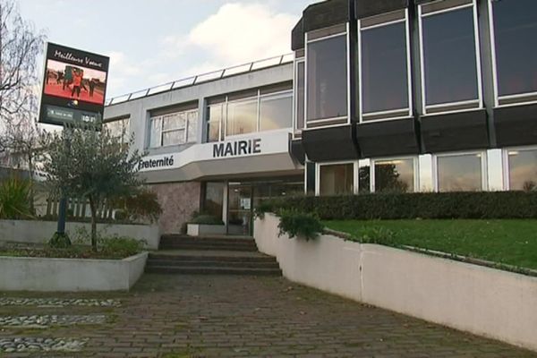 La façade de la mairie de Cléon (Seine-Maritime) – Archives