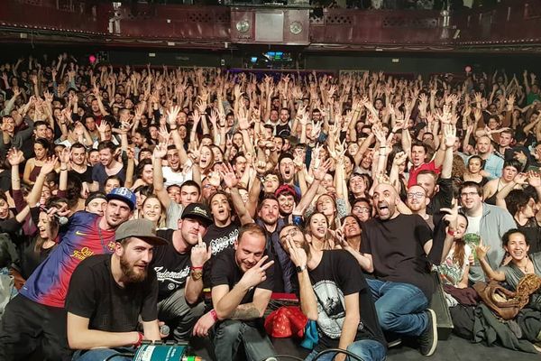 Le groupe Chinese Man avec leur public lors de leur dernier concert à Barcelone