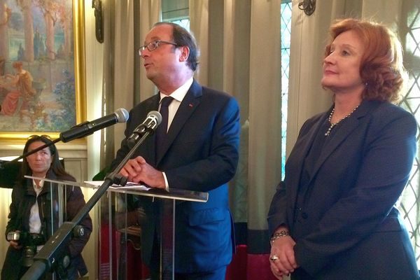 Carcassonne - François Hollande décore Christine Pujol, ex présidente de l'Union des Métiers et des Industries de l'Hôtellerie - 20 septembre 2017.