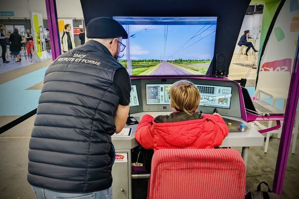 Le Salon de l'Orientation et des Métiers se tient du jeudi 15 au samedi 17 février au Parc des Expositions de Caen. Dans les allées, un stand attire particulièrement l'attention des jeunes : celui de la SNCF avec son simulateur de conducteur de train.