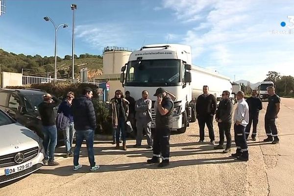 Des chauffeurs-livreurs dénoncent la gestion des stocks des dépôts pétroliers de la Corse qui les oblige à faire plus de route. Ils ont bloqué pour la seconde journée consécutive le dépôt du Vazzio, près d’Ajaccio, mercredi 12 février.