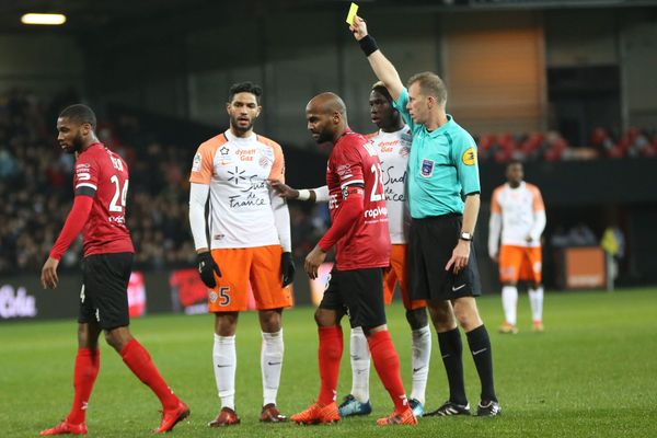 Guingamp contre Montpellier, carton jaune pour le joueur Montpelliérain Pedro Felipe Teodosio Mendes