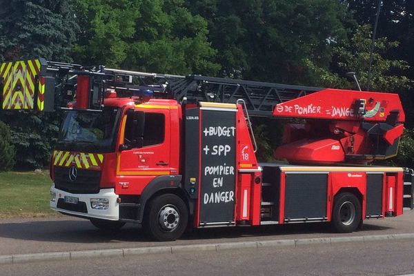 Véhicule de secours tagué par les pompiers mosellans en colère