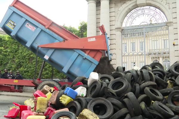 Des tonnes de déchets ont été déversés devant la préfecture du Lot-et-Garonne.