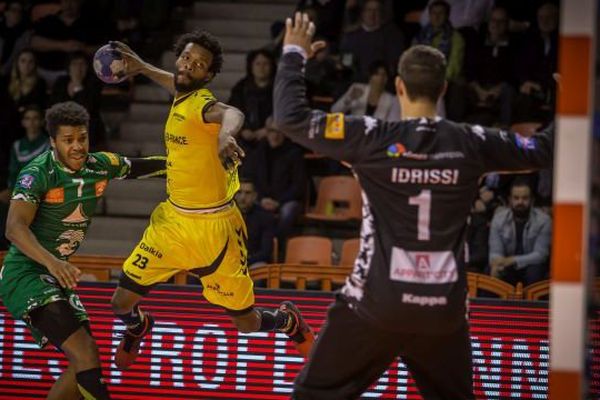 L'ailier international de Tremblay Arnaud Bingo lors d'un match de D1 de handball face à Nîmes - 16 mars 2016