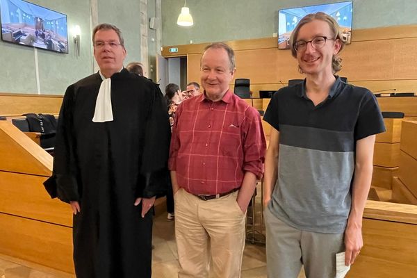 De gauche à droite : maître Alexandre Faro, avocat, Hervé Kempf, rédacteur en chef de Reporterre et Grégoire Souchay, le journaliste prévenu, au tribunal de Rodez le 7 juin 2023.